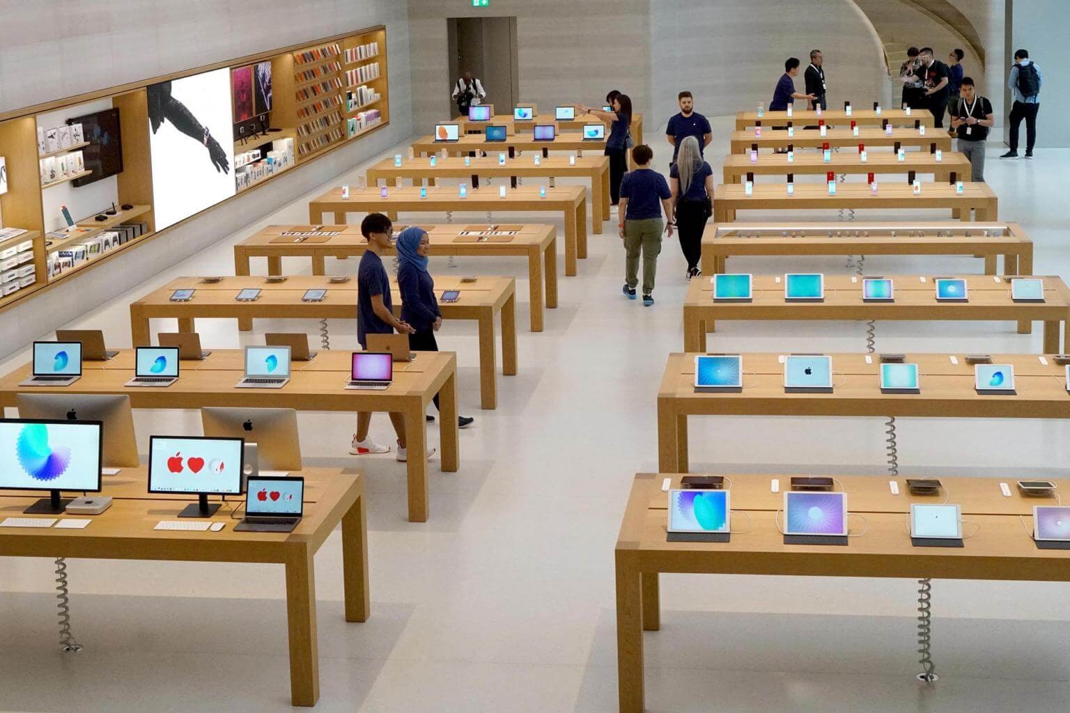 Apple luôn chú trọng đến trải nghiệm khách hàng tại cửa hàng offline (Ảnh: straitstimes.com)