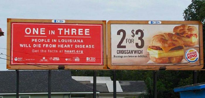 Biển quảng cáo BurgerKing đặt kế biển cảnh báo về bệnh tim.